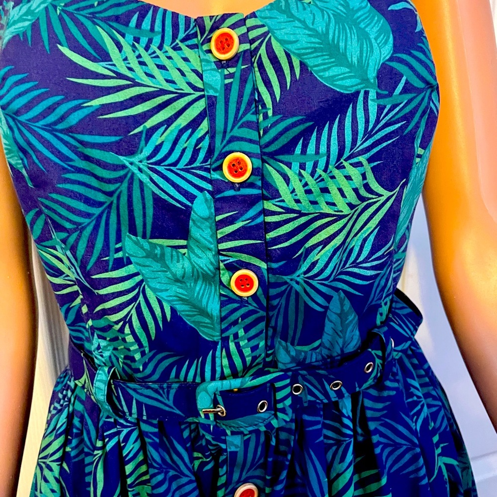 Retro dress very pretty for summer and fall with belt included